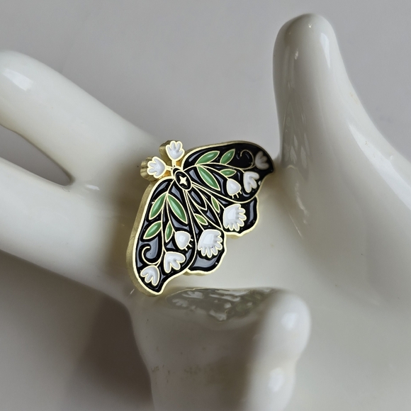 🌿 Flower Moth Pin - Picture 4 of 7